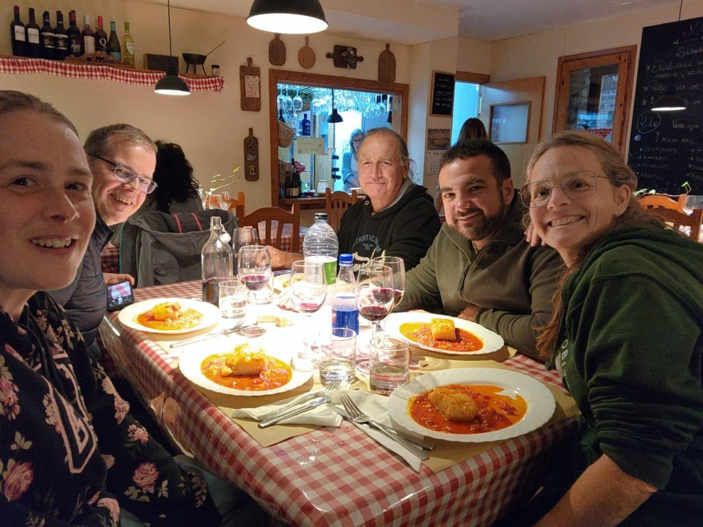 Bunde Wischen, ACOBIJA and the Moncayo farmers sharing a meal during the conservation grazing partner visit